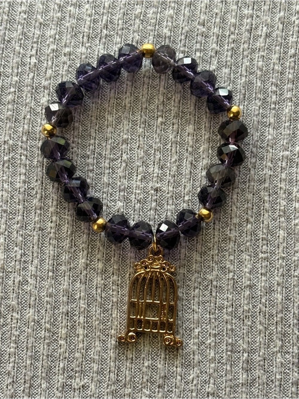Vintage multifaceted purple beaded stretch bracelet w dangly gold tone birdcage
